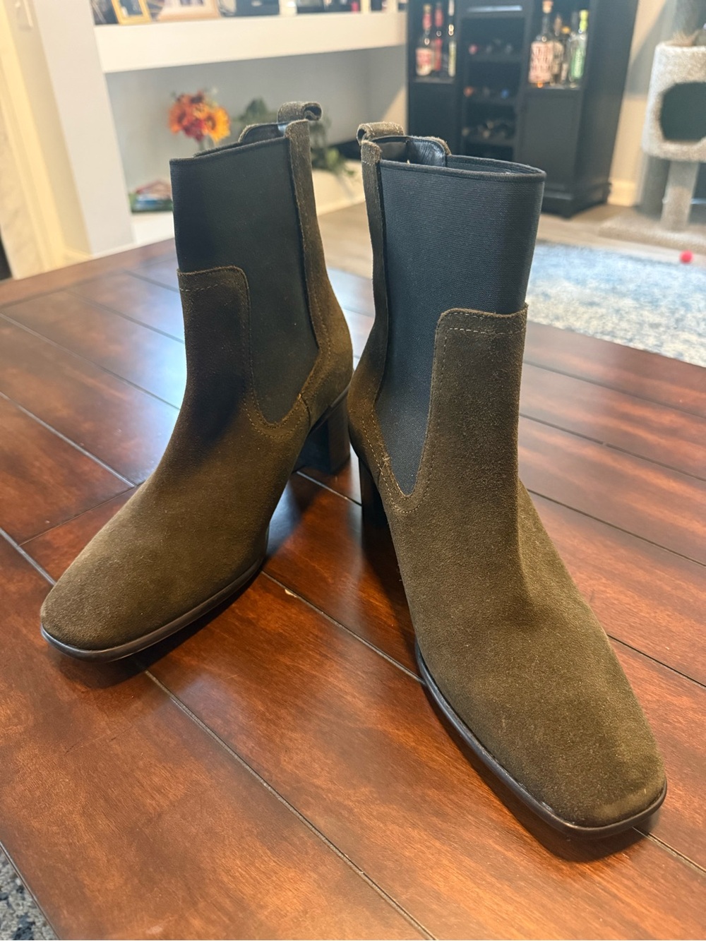 Women’s Olive Suede Vero Chelsea Ankle Boots size 10.5 EUC